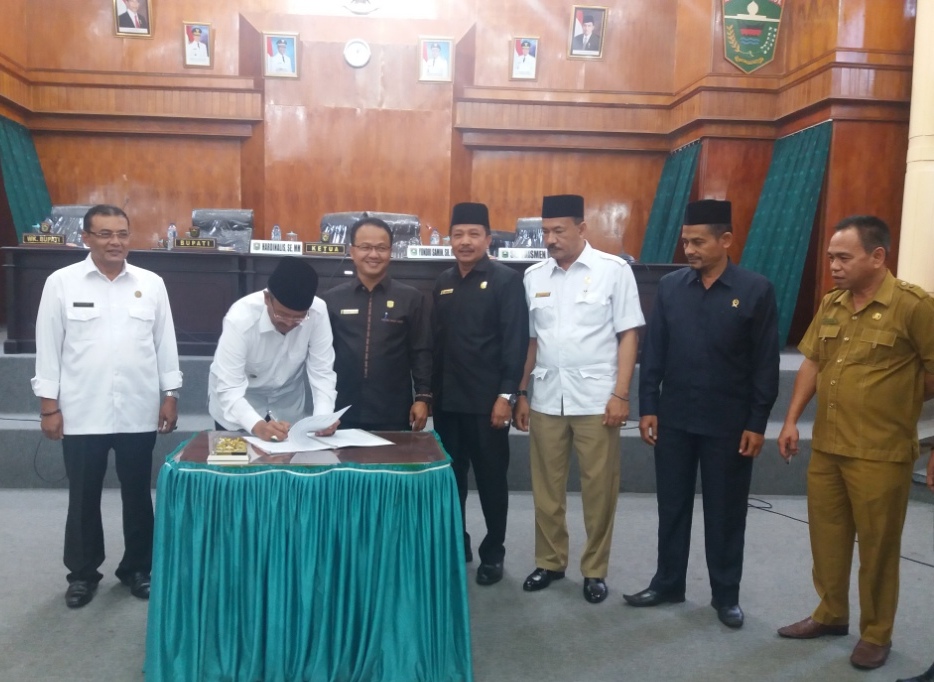 DPRD Kab. Solok Tunda  Pengesahan Dua Ranpeda  